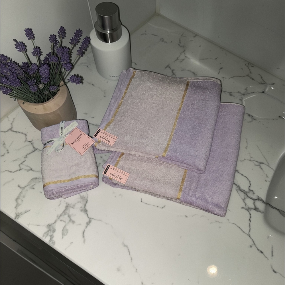 JUICY COUTURE Lavender and Gold Towel Set